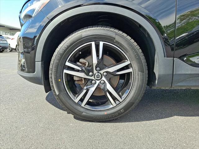 2023 Volvo XC40 B5 Plus Dark Theme