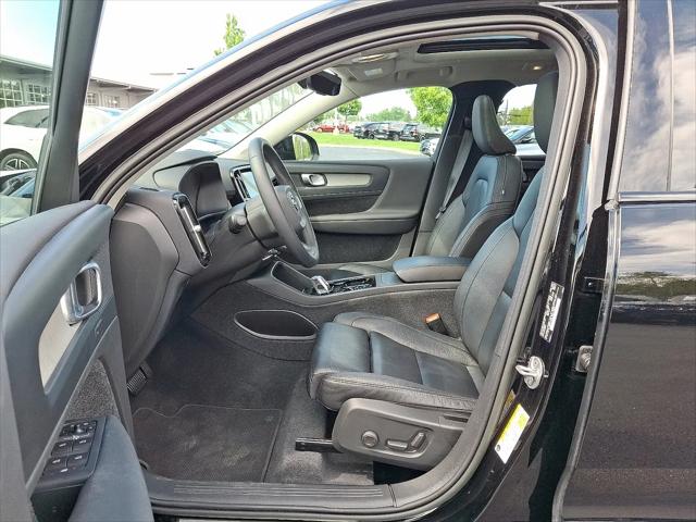2023 Volvo XC40 B5 Plus Dark Theme