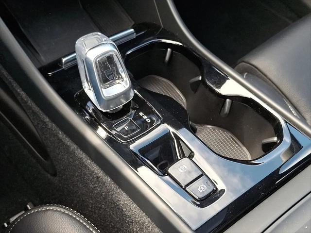 2023 Volvo XC40 B5 Plus Dark Theme