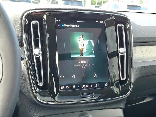 2023 Volvo XC40 B5 Plus Dark Theme