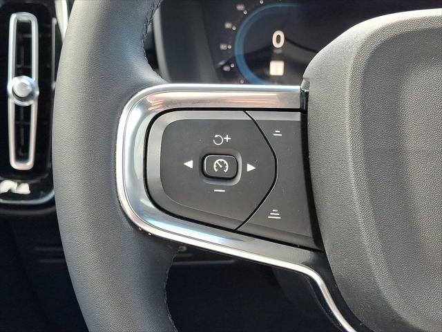 2023 Volvo XC40 B5 Plus Dark Theme