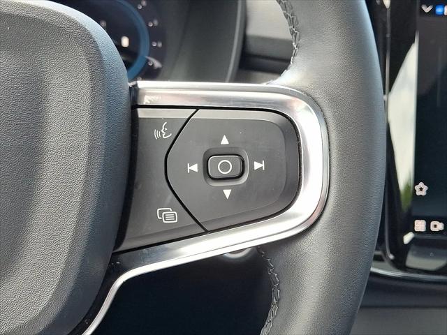 2023 Volvo XC40 B5 Plus Dark Theme