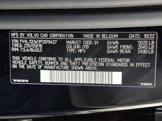 2023 Volvo XC40 B5 Plus Dark Theme