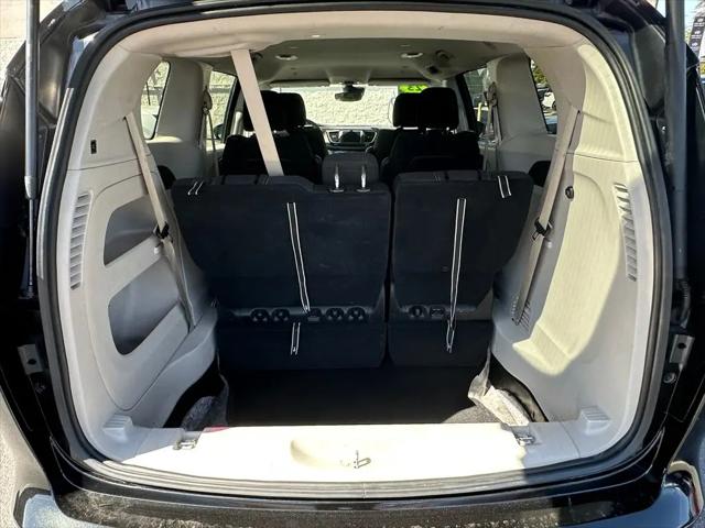 2023 Chrysler Voyager LX