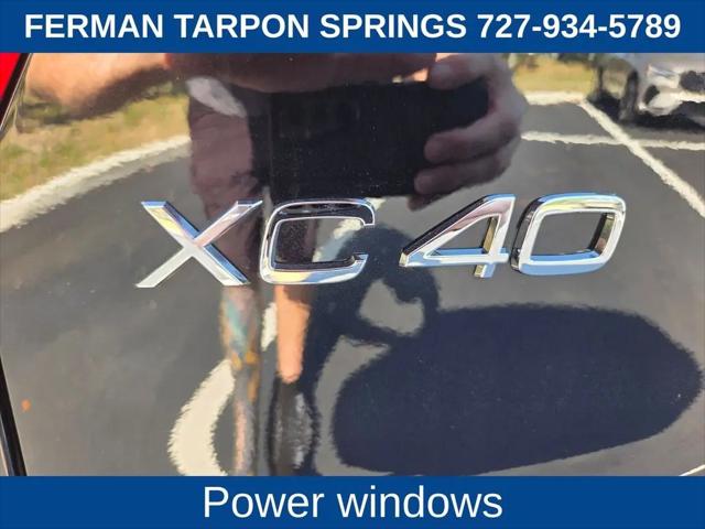 2025 Volvo XC40 B5 Ultra Dark Theme