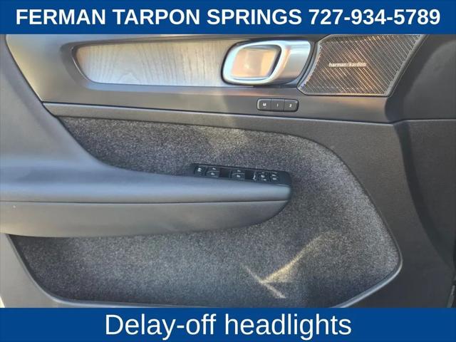 2025 Volvo XC40 B5 Ultra Dark Theme