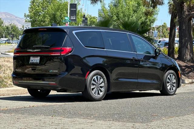 2024 Chrysler Pacifica Hybrid Select