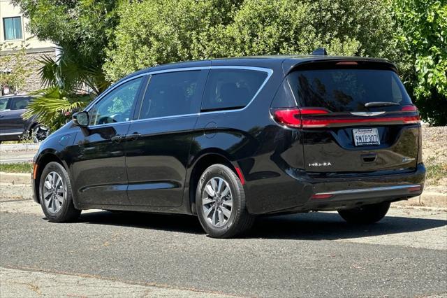 2024 Chrysler Pacifica Hybrid Select