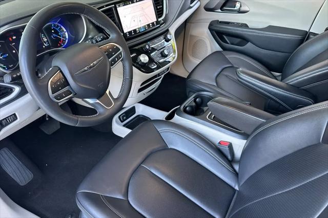 2024 Chrysler Pacifica Hybrid Select