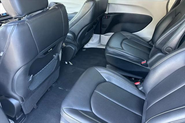 2024 Chrysler Pacifica Hybrid Select