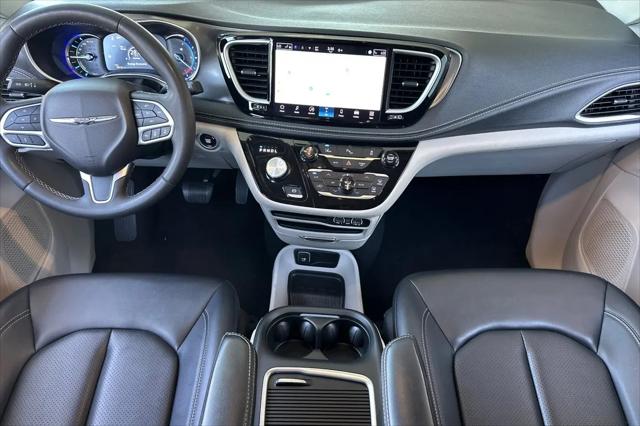 2024 Chrysler Pacifica Hybrid Select