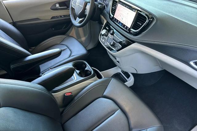 2024 Chrysler Pacifica Hybrid Select