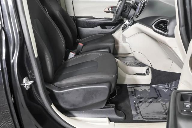 2022 Chrysler Voyager LX