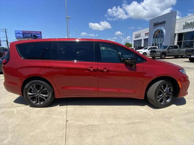 2026 Chrysler Pacifica Select AWD