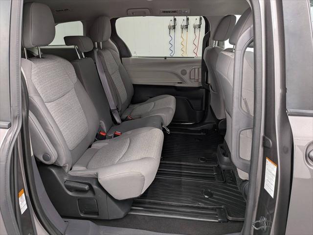 2022 Toyota Sienna LE