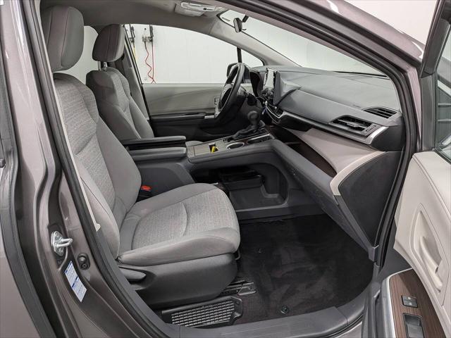 2022 Toyota Sienna LE