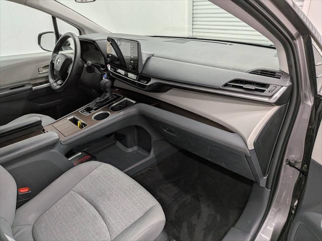 2022 Toyota Sienna LE