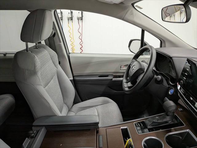 2022 Toyota Sienna LE