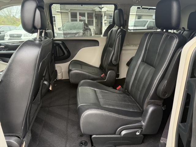 2015 Chrysler Town & Country Touring-L