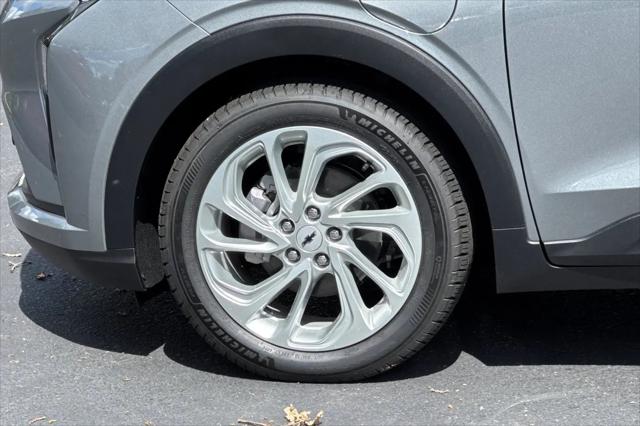 2027 Chevrolet Bolt LT FWD