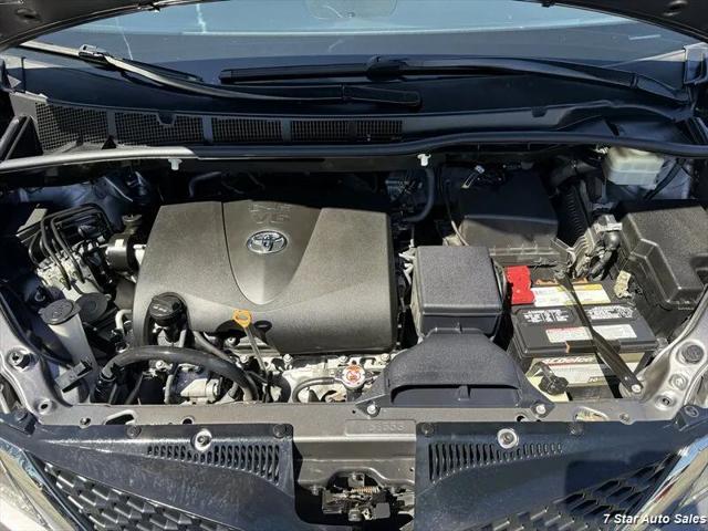 2017 Toyota Sienna SE 8 Passenger