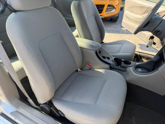 2000 Ford Mustang Base