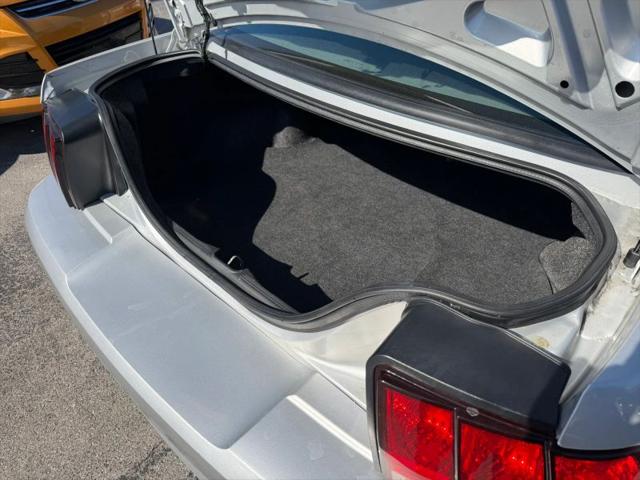 2000 Ford Mustang Base