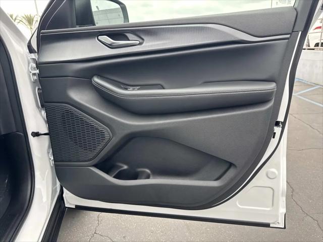 2026 Jeep Grand Cherokee Laredo 4x2