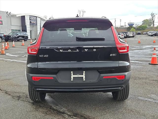 2026 Volvo XC40 Plus, B5 AWD Gas (mild hybrid), Dark