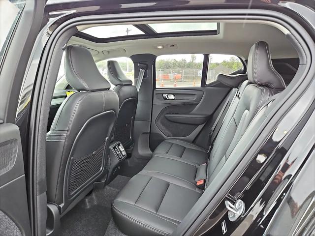 2026 Volvo XC40 Plus, B5 AWD Gas (mild hybrid), Dark
