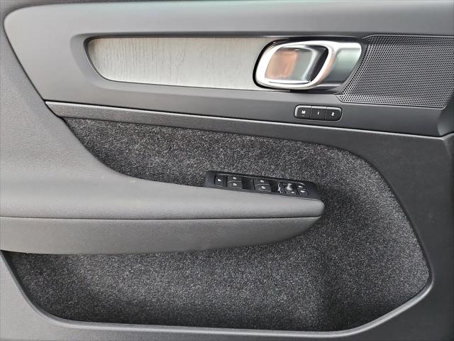 2026 Volvo XC40 Plus, B5 AWD Gas (mild hybrid), Dark