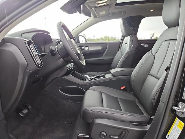 2026 Volvo XC40 Plus, B5 AWD Gas (mild hybrid), Dark