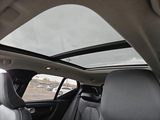 2026 Volvo XC40 Plus, B5 AWD Gas (mild hybrid), Dark