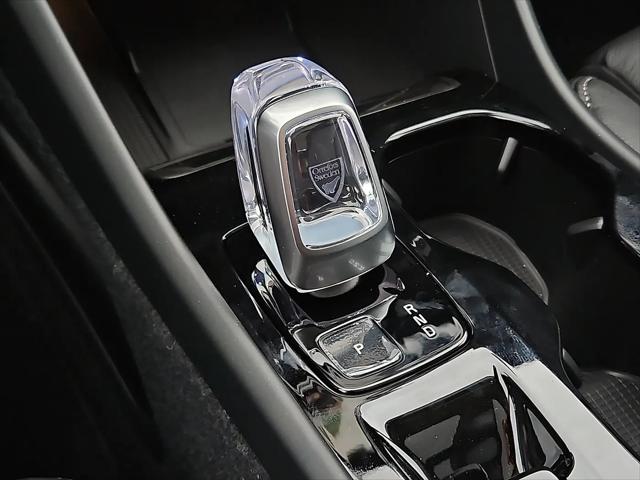 2026 Volvo XC40 Plus, B5 AWD Gas (mild hybrid), Dark