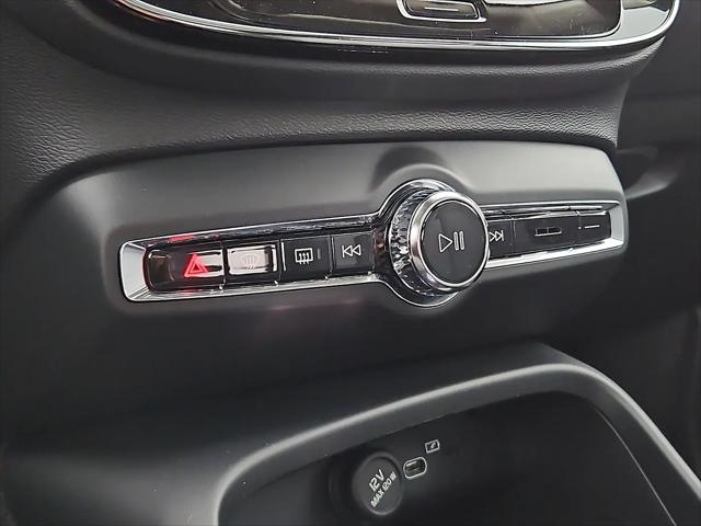 2026 Volvo XC40 Plus, B5 AWD Gas (mild hybrid), Dark