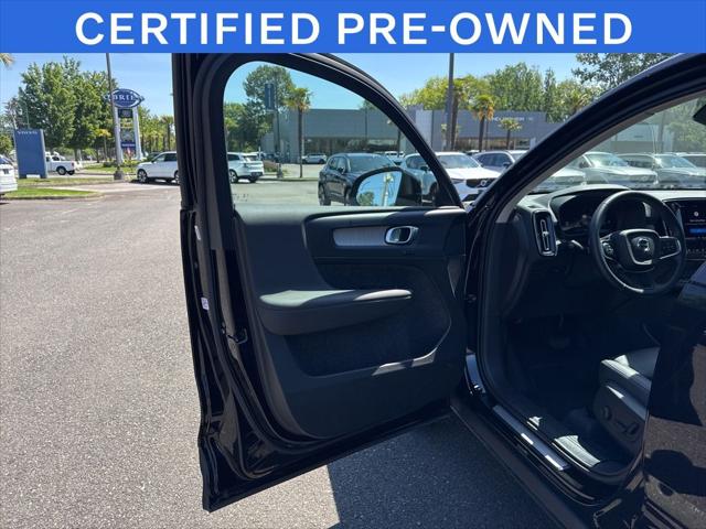 2025 Volvo XC40 B5 Plus Dark Theme