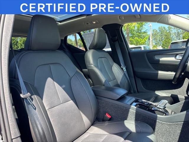 2025 Volvo XC40 B5 Plus Dark Theme