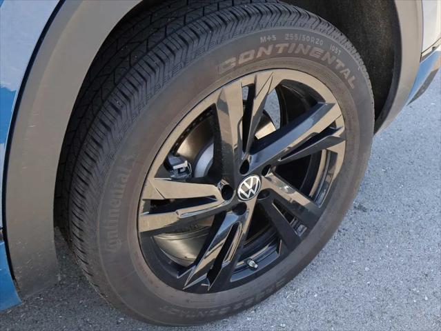 2025 Volkswagen Atlas Cross Sport 2.0T SEL R-Line Black