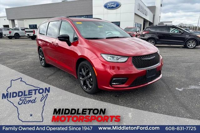 2025 Chrysler Pacifica Limited for sale in Middleton, WI