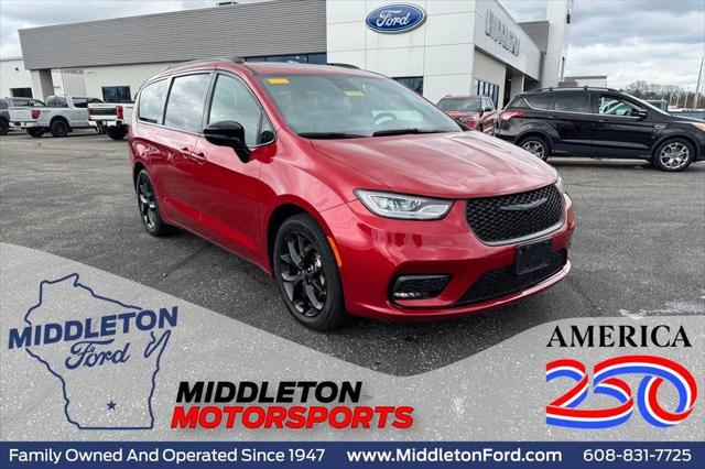 2025 Chrysler Pacifica Limited for sale in Middleton, WI