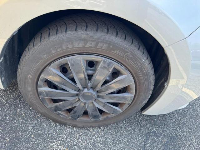 Used 2014 Toyota Corolla LE with VIN 5YFBURHEXEP041881 for sale in St. Peters, MO