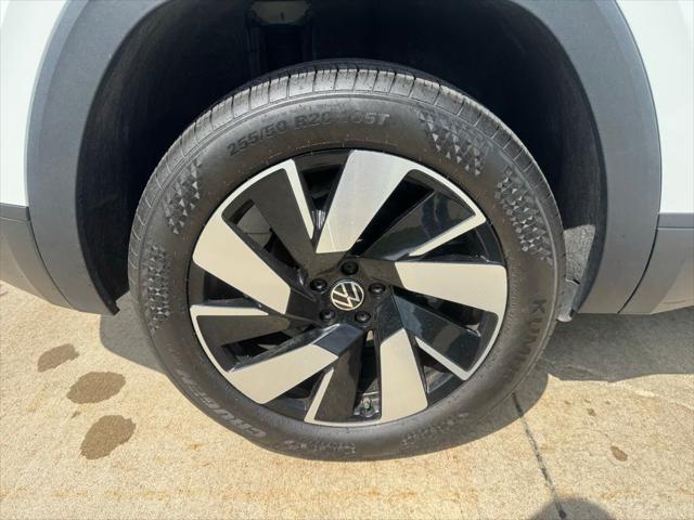 2025 Volkswagen Atlas Cross Sport 2.0T SE w/Technology