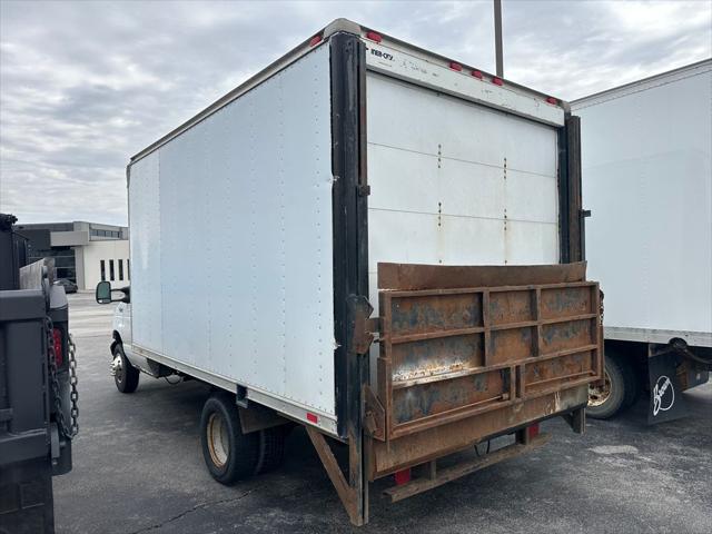 2003 Ford E-350 Cutaway Standard