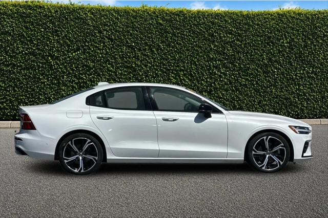 2024 Volvo S60 B5 Plus Dark Theme