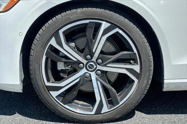 2024 Volvo S60 B5 Plus Dark Theme