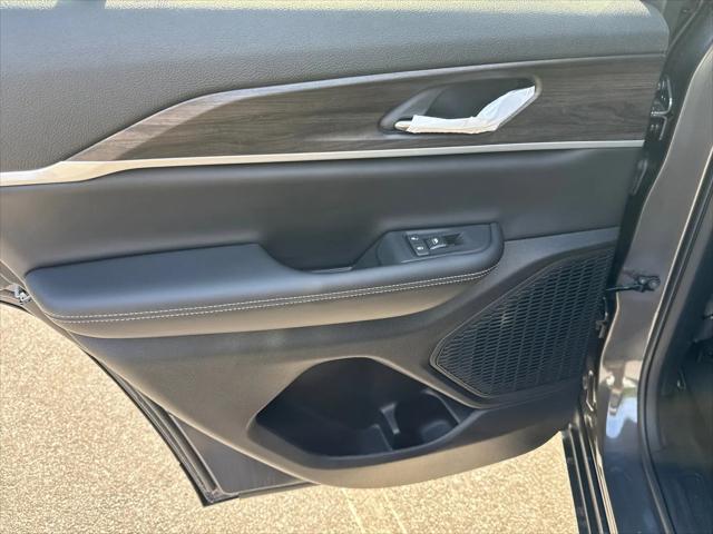 2026 Jeep Grand Cherokee Altitude 4x2
