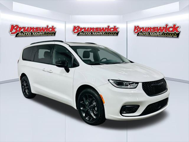 2023 Chrysler Pacifica Limited AWD for sale in Brunswick, OH