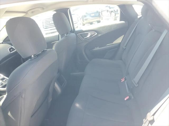 2016 Chrysler 200 LX