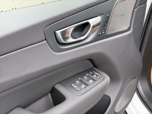 2026 Volvo XC60 B5 Ultra Black Edition