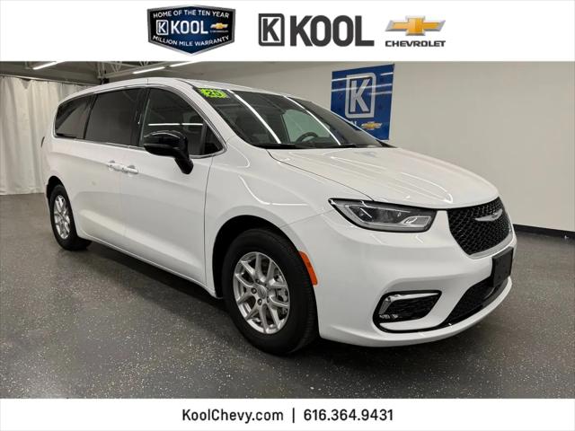 2025 Chrysler Pacifica Select for sale in Grand Rapids, MI
